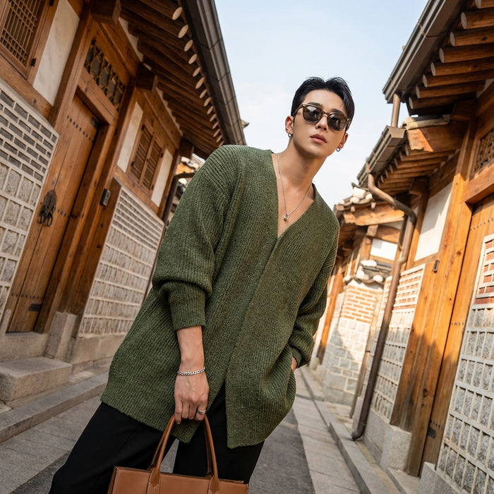 Pull oversize vert col V en jacquard pour un look streetwear décontracté.