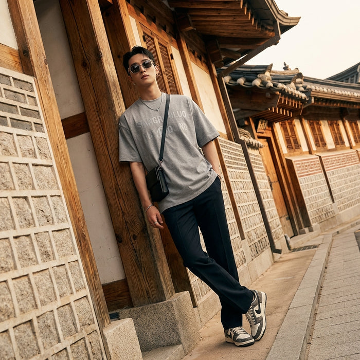 T-shirt unisexe imprimé streetwear, coupe ample en coton, disponible en noir et gris. K-fashion.